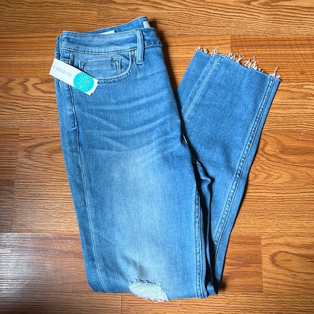 High rise distressed denim skinny jeans. BRAND NEW. Width 28 length 28.